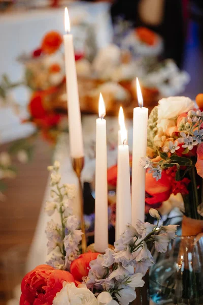 Весільний Стіл Квітами Свічками — стокове фото