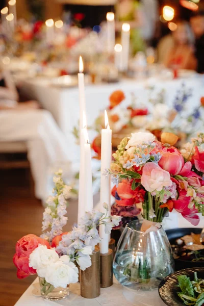 Wedding Table Setting Flowers Candles — Stock Photo, Image