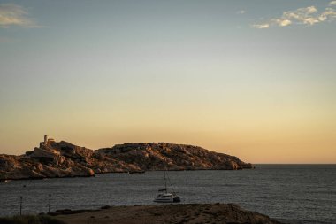 Deniz sahilinde güzel gün batımı