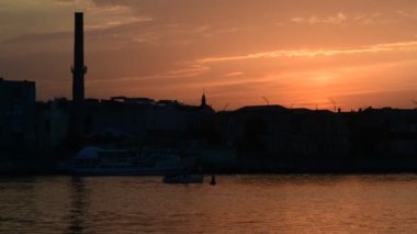 Güzel bir akşam, Kiev şehir manzarası Dnipro nehrinin sol kıyısından yaz günbatımında.