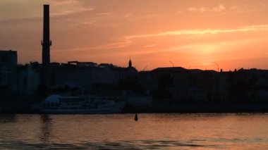 Güzel bir akşam, Kiev şehir manzarası Dnipro nehrinin sol kıyısından yaz günbatımında.