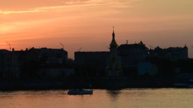 Güzel bir akşam, Kiev şehir manzarası Dnipro nehrinin sol kıyısından yaz günbatımında.