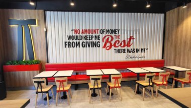 Kyiv, Ukrayna - 19 Ağustos 2024: KFC restoranının içi.