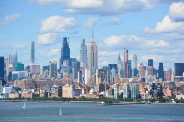Manhattan 'ın ortasında Hudson Nehri boyunca gökyüzü.