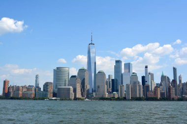 Aşağı Manhattan silueti Hudson Nehri boyunca.
