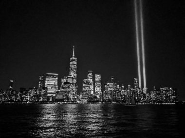Jersey City, New Jersey 'den Manhattan' a düzenlenen 11 Eylül saldırılarının yıldönümünde Aydınlık Övgü.