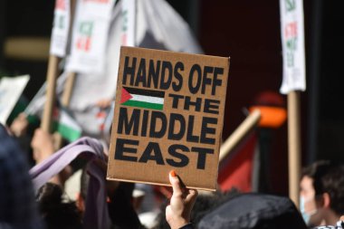 7 Ekim 'de New York' ta düzenlenen Pro Filistin mitinginde pankart tutan kişi.