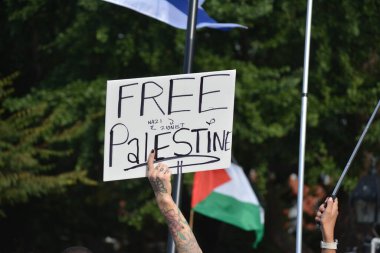 7 Ekim 'de New York' ta düzenlenen Pro Filistin mitinginde pankart tutan kişi.