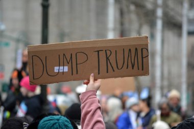 2025 Halk Yürüyüşü 'nde New York' taki Trump yönetimine karşı bir tabela tutan protestocu..