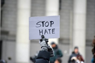2025 Halk Yürüyüşü 'nde New York' taki Trump yönetimine karşı bir tabela tutan protestocu..