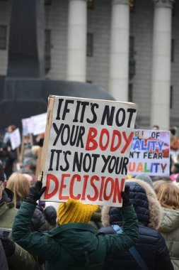 2025 Halk Yürüyüşü 'nde New York' taki Trump yönetimine karşı bir tabela tutan protestocu..