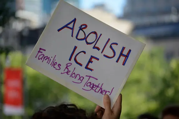 New York 'taki Trump Hükümeti' nin ICE baskınlarına karşı bir protestoda imza atın..