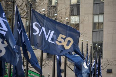 New York 'ta Saturday Night Live' ın 50. sezonunu kutlamak için 30 Rockefeller Center plazasında bayraklar dalgalanıyor..
