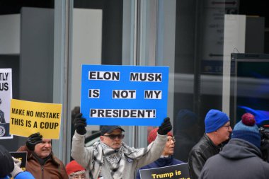 New York 'ta bir Tesla galerisinin önünde Elon Musk' a karşı düzenlenen 