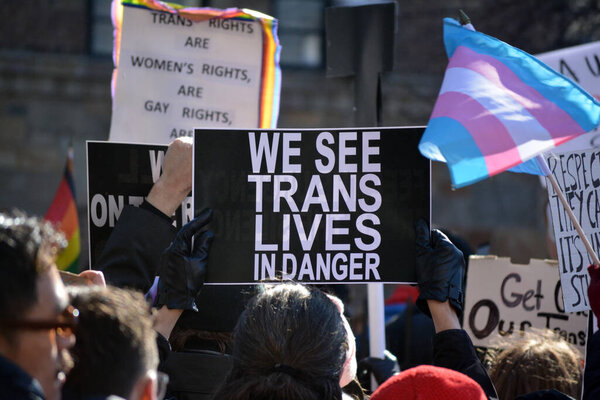 Протест у гостиницы "Стоунволл" в Нью-Йорке после того, как термины "Транс" и "Голубой" были удалены с правительственных сайтов.