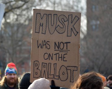 DOGE 'nin New York' taki Washington Square Park 'ta bilimsel araştırmalara son vermesini protesto eden Elon Musk imzası..