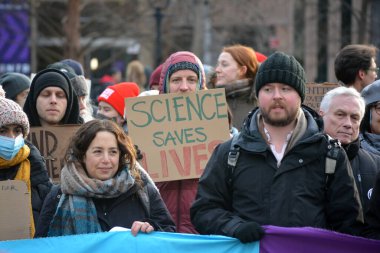 DOGE 'nin Washington Square Park, New York' taki hükümet araştırmalarını kesmesine karşı düzenlenen 