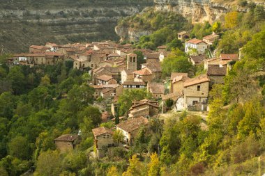 Orbaneja del Castillo 'daki evler ve ormanlar. Castilla y Leon, İspanya 'daki Burgos kasabası. kırsal turizm
