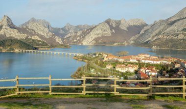 Şehrin panoramik fotoğrafı ve İspanya 'nın Leon ili Riano rezervuarı..