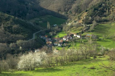 Posada de Valdeon belediyesine giden rotalar, Leon. İspanya. Sajambre ve Valdeon Vadileri