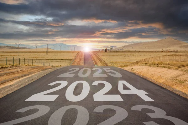 Yeni yıl 2024, mutlu yıllar. Yeni bir aşama başlıyor, geleceğe giden yol