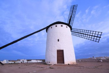 Fotoğraf Campo de Criptana ve Consuegra, Castilla La Mancha kasabalarındaki görkemli değirmenlerin şafağında çekilmiştir..