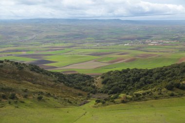 Tırmanmak için kayalar ve Pancorbo bakış açısı. Castilla y Leon 'daki Burgos dağları ve yaylaları. İspanya