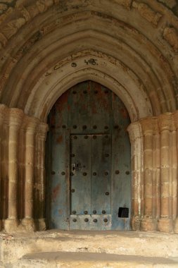 İspanya 'nın Castilla y Leon kentindeki Frias kasabasındaki Santa Maria de la Hoz' un ortaçağ inzivasının kapısı.