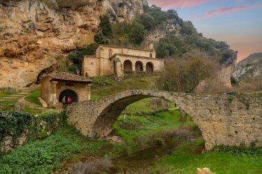 İspanya 'nın Castilla y Leon kentindeki Frias kasabasında, Tobera vadisinde Santa Maria de la Hoz' un ortaçağ inzivasına sahip tarihi bir kompleks.