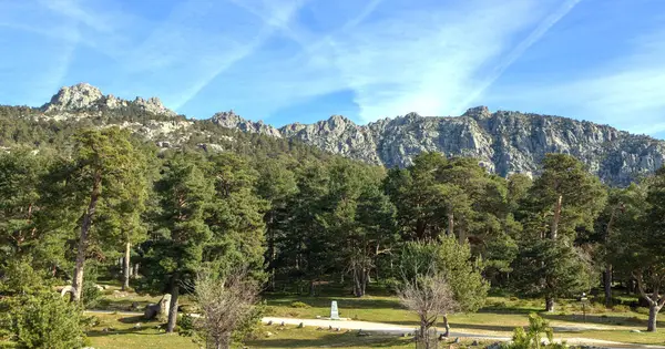 Cercedilla 'daki Meadow' un Madrid 'de yedi tepe manzarası var. Sierra de Guadarrama Ulusal Parkı, İspanya