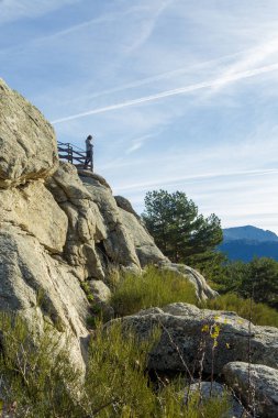 Sierra de Guadarrama Ulusal Parkı 'ndaki bir perspektiften dağların keyfini çıkaran bir kadının silueti. Cercedilla, Madrid, İspanya