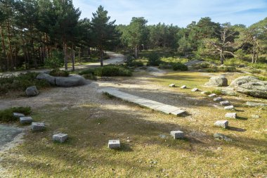 Madrid, Cercedilla 'da ormanın ortasında taş güneş saati. Sierra de Guadarrama Ulusal Parkı, İspanya