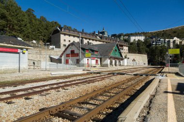 Dağdaki tren istasyonu, Navacerrada Limanı. Sierra de Guadarrama 'daki Ulusal Park. Madrid, İspanya