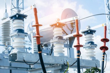 Modern yeni enerji santrali. Yüksek voltajlı elektrik santralini yükseltmek ya da düşürmek için kullanılan ekipman. Elektrik Transformatörü