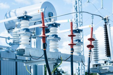 Modern yeni enerji santrali. Yüksek voltajlı elektrik santralini yükseltmek ya da düşürmek için kullanılan ekipman. Elektrik Transformatörü