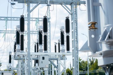 Modern yeni enerji santrali. Yüksek voltajlı elektrik santralini yükseltmek ya da düşürmek için kullanılan ekipman. Elektrik Transformatörü
