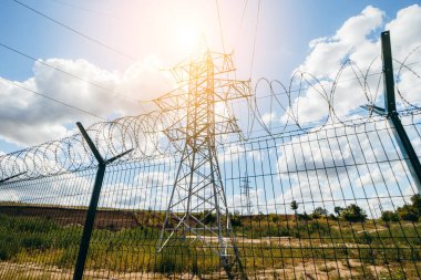 Modern yeni enerji santrali. Yüksek voltajlı elektrik santralini yükseltmek ya da düşürmek için kullanılan ekipman. Elektrik Transformatörü