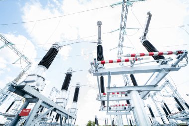 Modern yeni enerji santrali. Yüksek voltajlı elektrik santralini yükseltmek ya da düşürmek için kullanılan ekipman. Elektrik Transformatörü