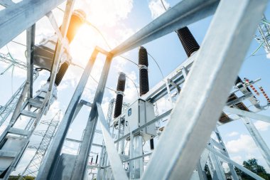 Modern yeni enerji santrali. Yüksek voltajlı elektrik santralini yükseltmek ya da düşürmek için kullanılan ekipman. Elektrik Transformatörü