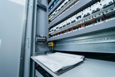 Modern elektrik santralinde elektrik dolabı aç