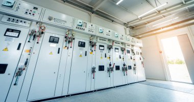 Modern elektrik santralinin iç mekanı.