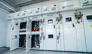 Modern elektrik santralinin iç mekanı.