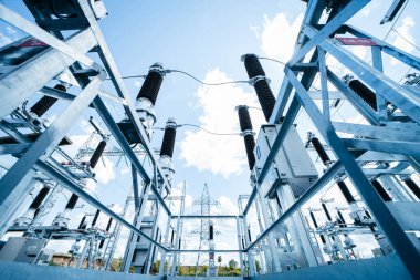 Modern yeni enerji santrali. Yüksek voltajlı elektrik santralini yükseltmek ya da düşürmek için kullanılan ekipman. Elektrik Transformatörü