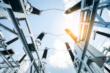 Modern yeni enerji santrali. Yüksek voltajlı elektrik santralini yükseltmek ya da düşürmek için kullanılan ekipman. Elektrik Transformatörü