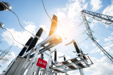 Modern yeni enerji santrali. Yüksek voltajlı elektrik santralini yükseltmek ya da düşürmek için kullanılan ekipman. Elektrik Transformatörü