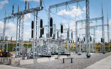 Modern yeni enerji santrali. Yüksek voltajlı elektrik santralini yükseltmek ya da düşürmek için kullanılan ekipman. Elektrik Transformatörü