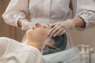 Yetişkin kadınların yüzüne gerçekçi iğneler