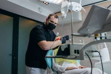 Dişçi bir kıza implant yerleştiriyor.