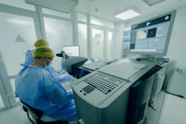 Modern bir klinikte göz ameliyatı. Vizyon düzeltmesi