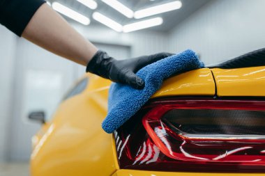 Detaylara girmeden önce arabayı yıka. Araba temizleme